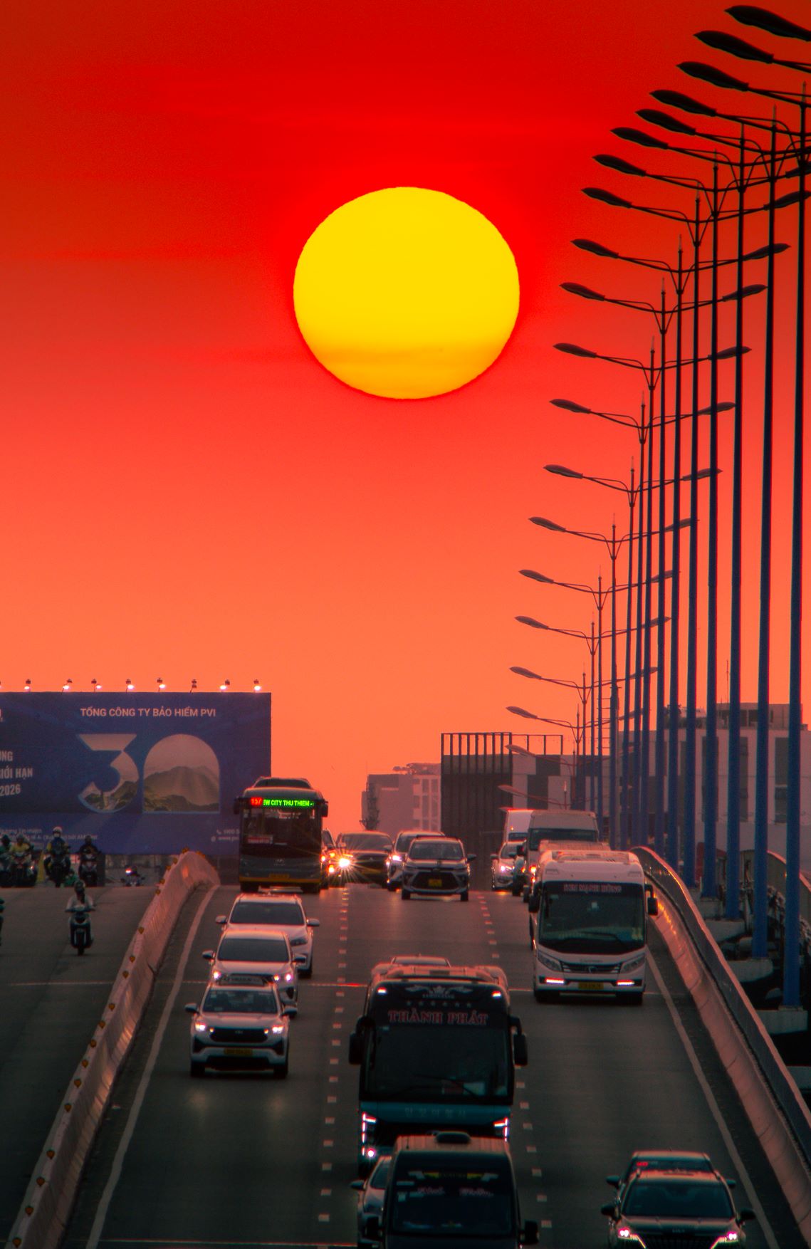 Nhiều người dân và nhiếp ảnh gia gọi vui mùa này là “mùa trứng muối” vì có cơ hội ngắm mặt trời gần và tròn đầy nhất. Vị trí đẹp để tận mắt thấy cảnh tượng này là cầu bộ hành ở ga Metro Thảo Điền, lề đường đại lộ Võ Nguyên Giáp hướng về Quận 2, Quận Thủ Đức cũ.