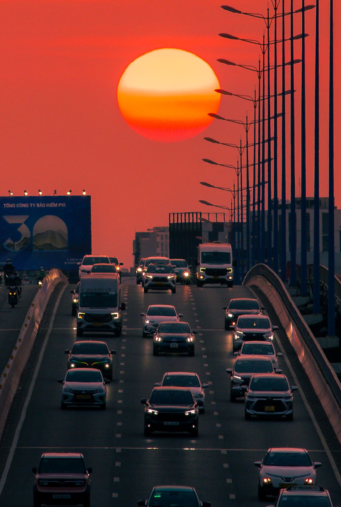 Theo anh Vũ Khoa, mỗi năm thời điểm giao nhau giữa mặt trời và chân cầu sẽ dao động trong khoảng vài ngày, bạn có thể thấy “mặt trời trứng muối” vào 5h30 - 6h chiều các ngày 20 .2 tới 25.2 năm nay.