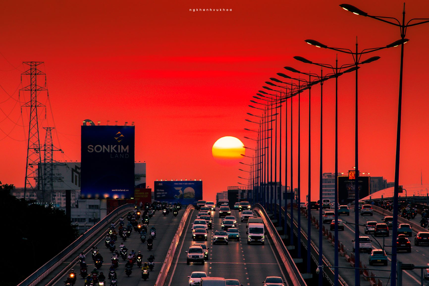 Nhiếp ảnh gia Nguyễn Khánh Vũ Khoa cũng như nhiều tay máy chuyên nghiệp khác, chia sẻ để chụp được những khoảnh khắc hiếm có này phải theo dõi quỹ đạo mặt trời, xác định thời điểm phù hợp cũng như chuẩn bị kỹ càng thiết bị chụp.