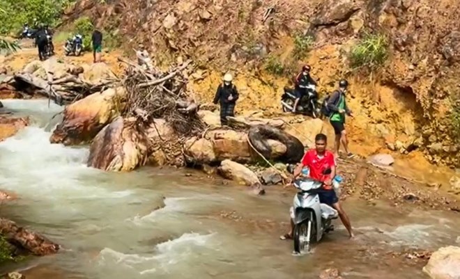 Người dân khiêng võng, cõng người ốm đi cấp cứu nhưng đến bệnh viện thì đã muộn