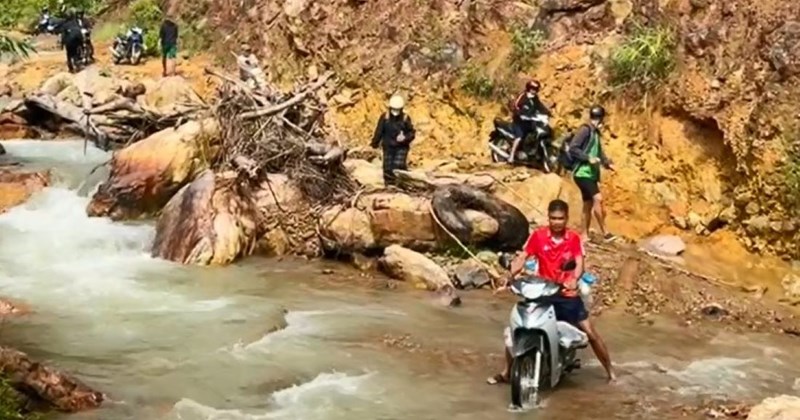 Dân khiêng võng, cõng người bệnh đến viện cấp cứu, nhưng đã muộn