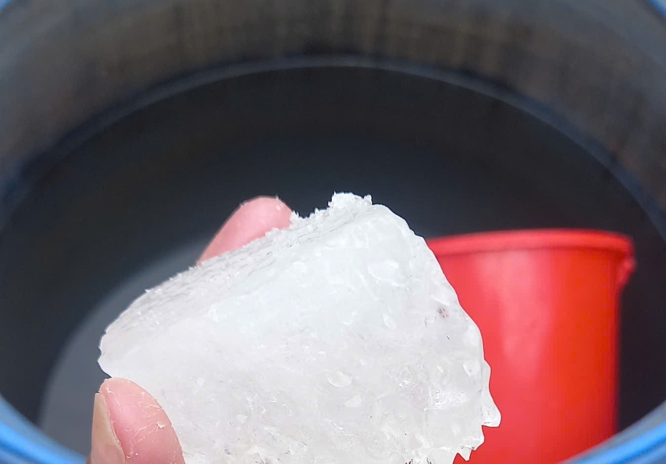 Một số hộ dân phải tận dụng nước sông, lắng bằng phèn để phục vụ sinh hoạt hằng ngày. Ảnh: Hậu Giang