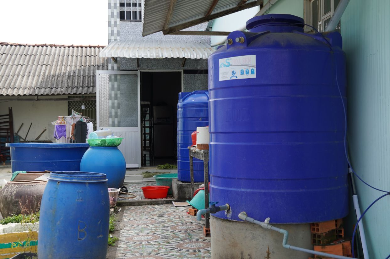 Các bồn chứa nước dung tích 1.000–2.000 lít được nhiều hộ dân ấp Bưng Triết lắp đặt để trữ nước. Ảnh: Hậu Giang