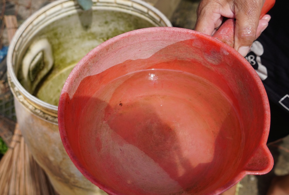 川の水は、長引く水道水不足による濁度を軽減するためにミョウバンで処理されています。写真:ハウジャン