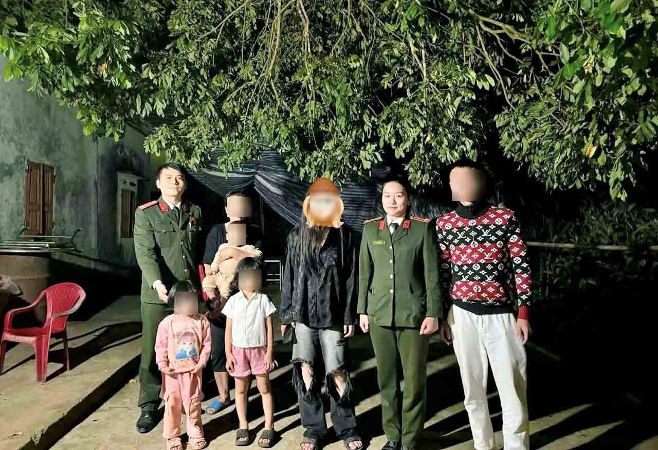 Police officers of Do Luong commune (Nghe An) advise and take M home safely. Photo: Ngoc Anh