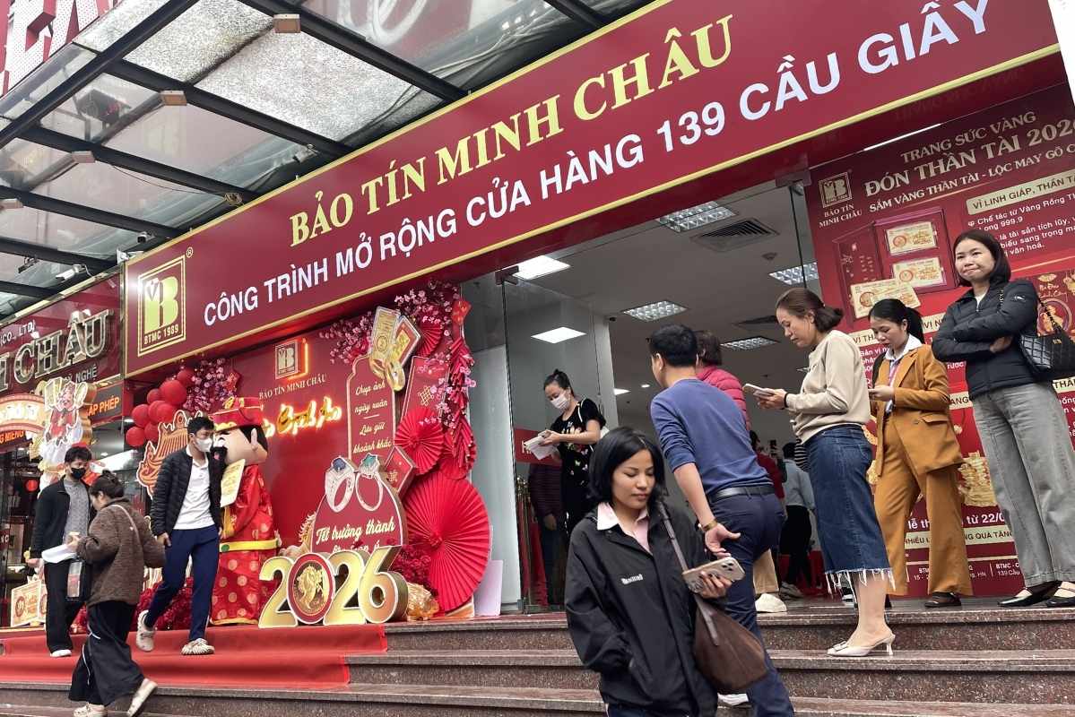 Tính đến 10h58, phía trước cửa hàng kinh doanh vàng vẫn tấp nập người mua vào - bán ra. Ảnh: Hạ Linh 