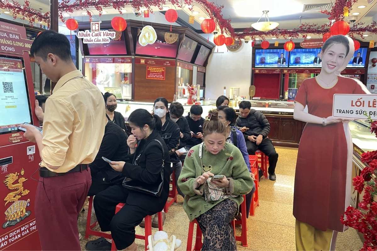 Cửa hàng bố trí linh hoạt máy thanh toán tự động giúp rút ngắn thời gian chờ đợi của khách hàng. Ảnh: Hạ Linh 