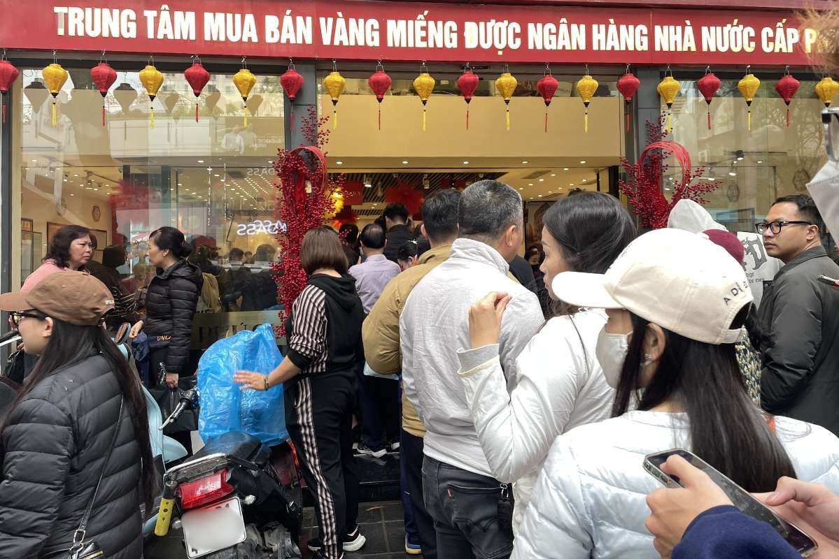 Close to the God of Wealth Day, people line up to buy gold to "bring fortune" at the beginning of the year. Photo: Ha Linh