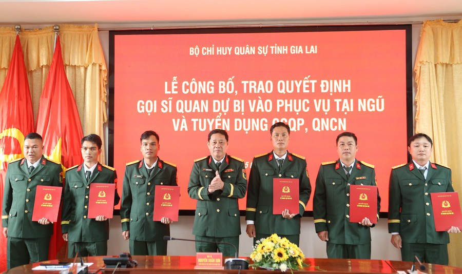 国防省は、コミューンレベルの軍事司令部(CHQS)の組織と人員配置の調整を継続します。写真では、グエン・スアン・ソン大佐 - ザライ省軍事司令部副政治委員が、コミューンおよび区の軍事司令部に対して、現役服務のための予備役将校の採用および召集の決定を授与しています。写真:VGP