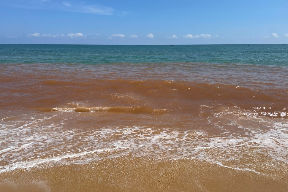The reddish-brown water strip stretching along the coast of Hoai Nhon Bac ward (Gia Lai) caused a stir on social networks. Photo: Hoai Phuong