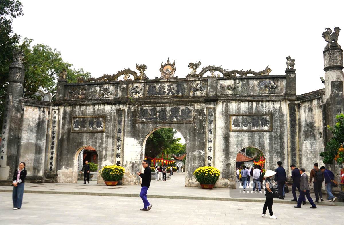  Đền Kiếp Bạc đón hàng vạn lượt du khách trong những ngày đầu năm. Ảnh: Mai Dung