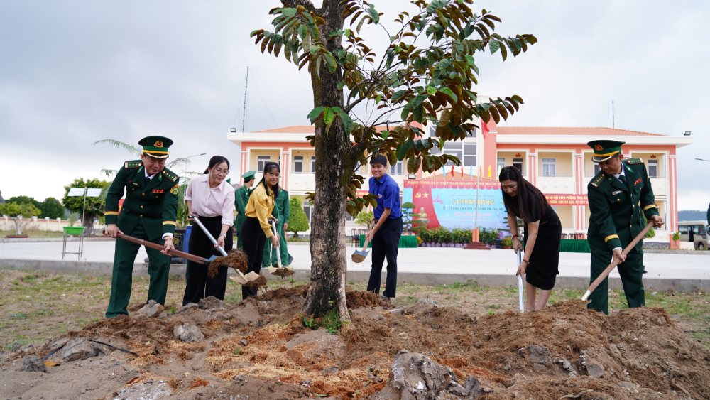 Biên phòng An Giang trồng hơn 3.500 cây xanh dịp Tết trồng cây