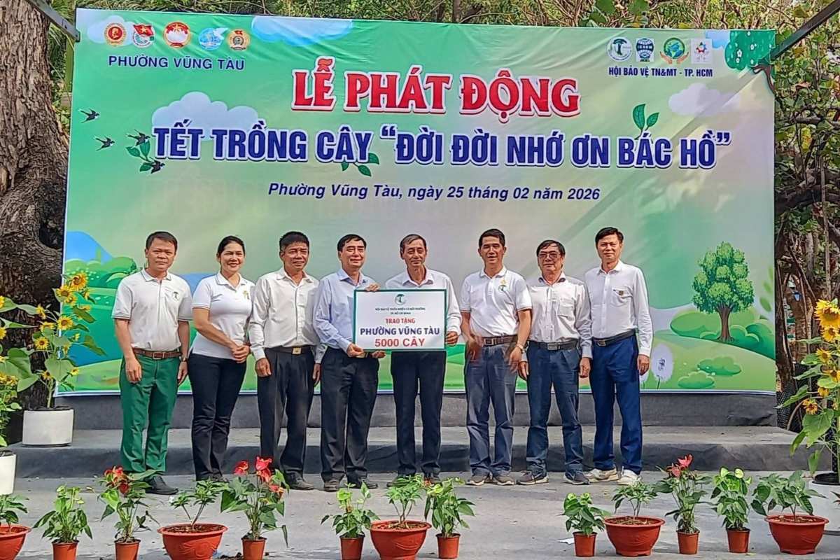 Trao tặng 5.000 cây xanh cho phường Vũng Tàu trong lễ phát động “Tết trồng cây đời đời nhớ ơn Bác Hồ”. Ảnh: P.VT