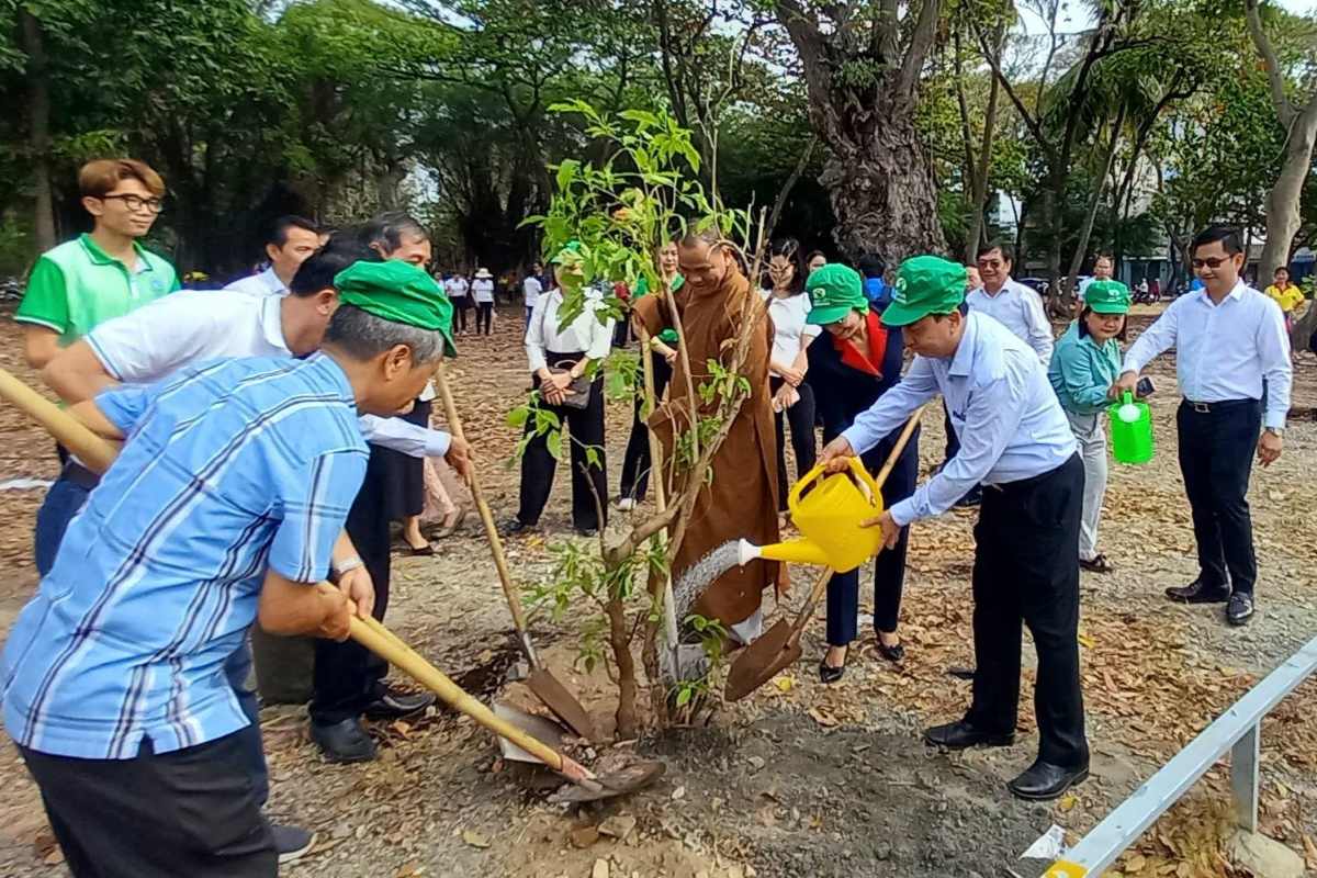 Plantación de árboles en el terreno número 21 Thong Nhat, barrio de Vung Tau después de la ceremonia de lanzamiento de "Tet de plantación de árboles recordando para siempre al tío Ho". Foto: PVT