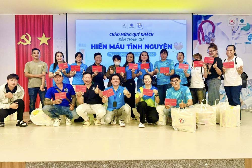 Union members and workers of Tay Ninh province participate in voluntary blood donation on the morning of February 25th at Hong Hung General Hospital. Photo: Le Tam
