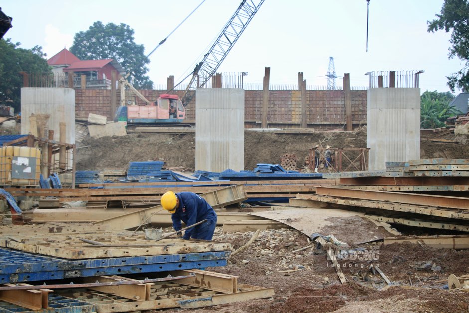 Công nhân thi công cầu Quang Vinh 1. Ảnh: Việt Bắc