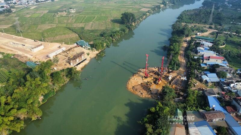 Quang Vinh 2 bridge project connecting both banks of the Cau River in the center of Thai Nguyen province. Photo: Viet Bac