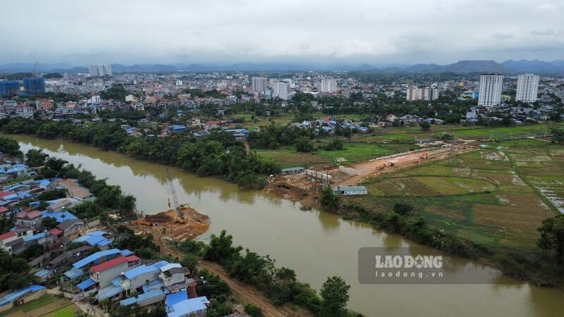 Công trường dự án cầu Quang Vinh 1 nối đôi bờ sông Cầu. Ảnh: Việt Bắc
