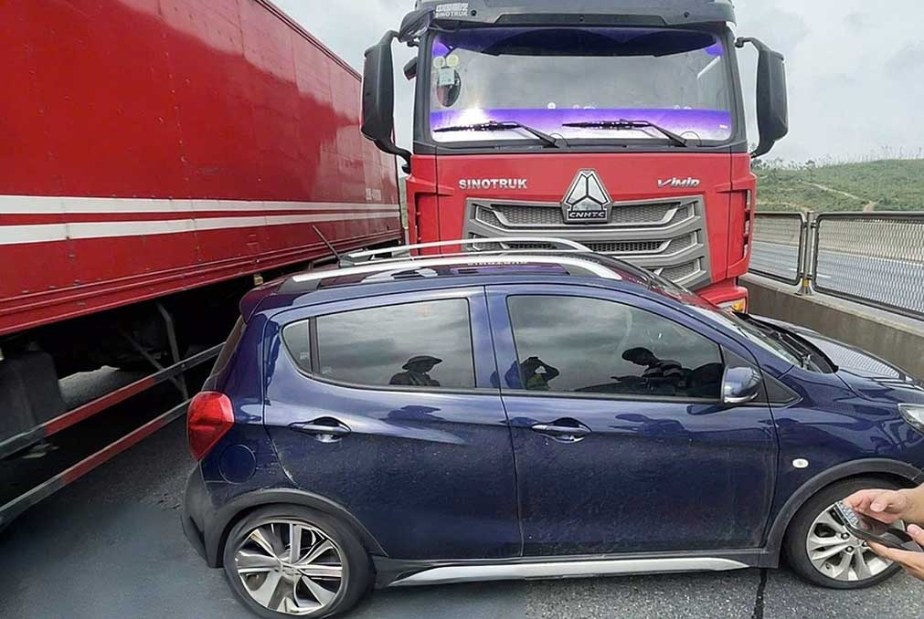Scene of the collision on the Ha Tinh highway causing a car to block the road. Photo: Duc Tuan