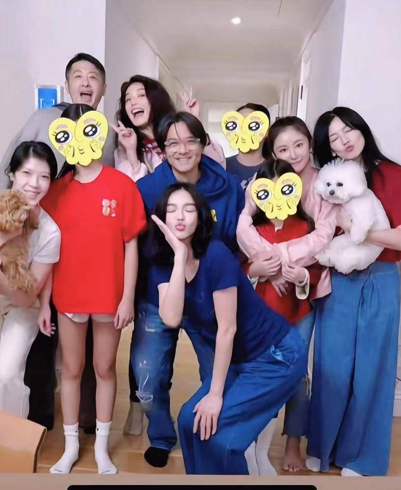 Gia đình Lâm Tâm Như tụ họp cùng gia đình của Thư Kỳ, Lâm Hy Lôi vào ngày mùng 3 Tết Nguyên đán. Ảnh Sohu