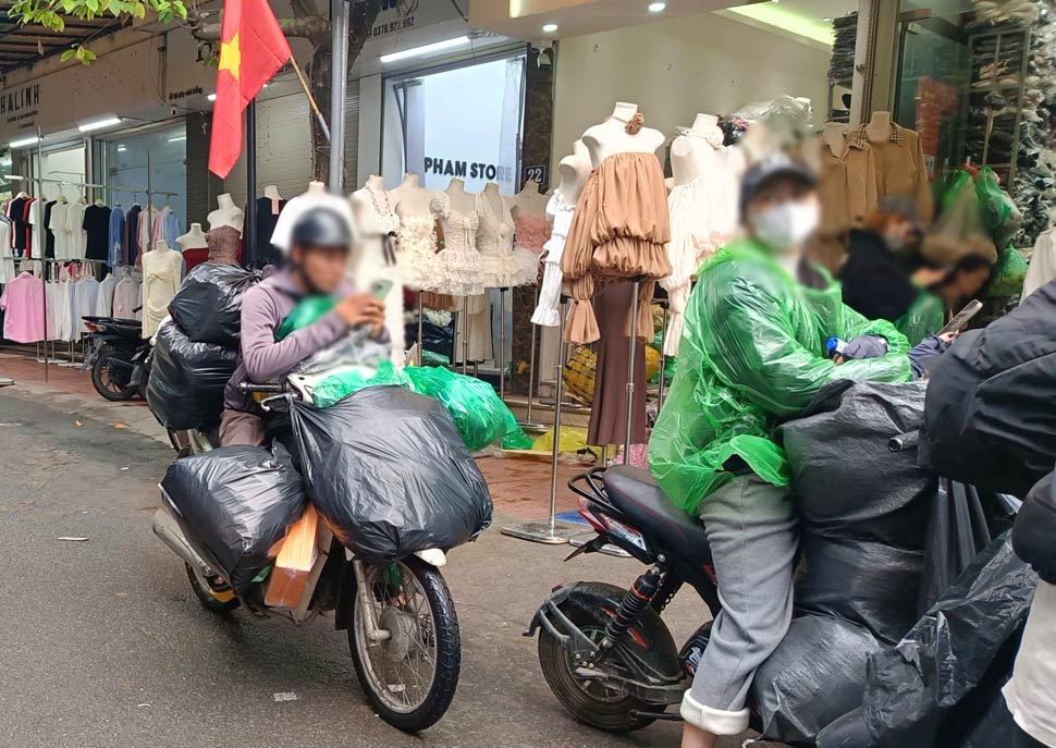 Người buôn đến nhập hàng lác đác, nhiều người chỉ tham khảo giá rồi rời đi, không còn cảnh mua bán sôi động như những năm trước.