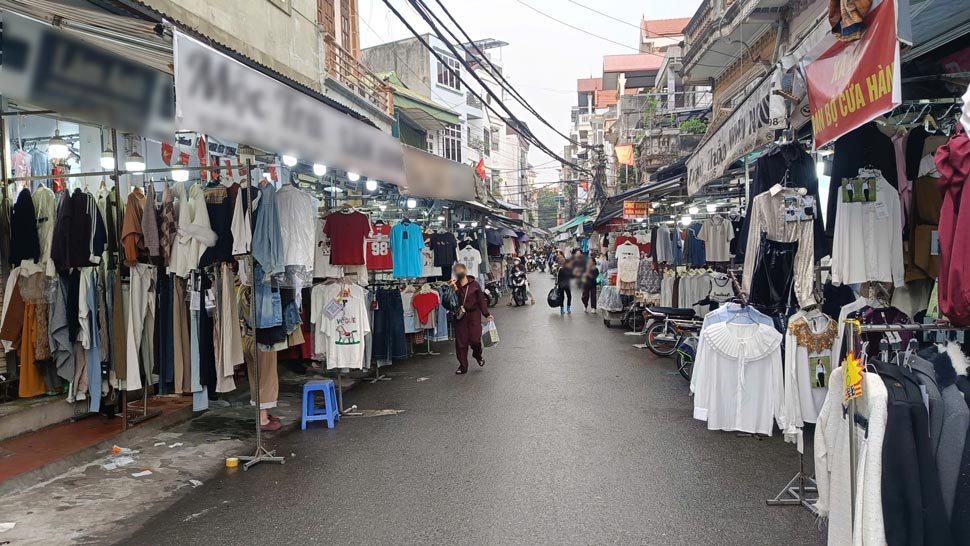 Khu vực lối vào và các trục đường giữa các gian hàng vốn đông đúc, thường xuyên chen kín người qua lại, nay trở nên thưa vắng, nhiều thời điểm gần như không có khách. Ảnh: Hạo Thiên