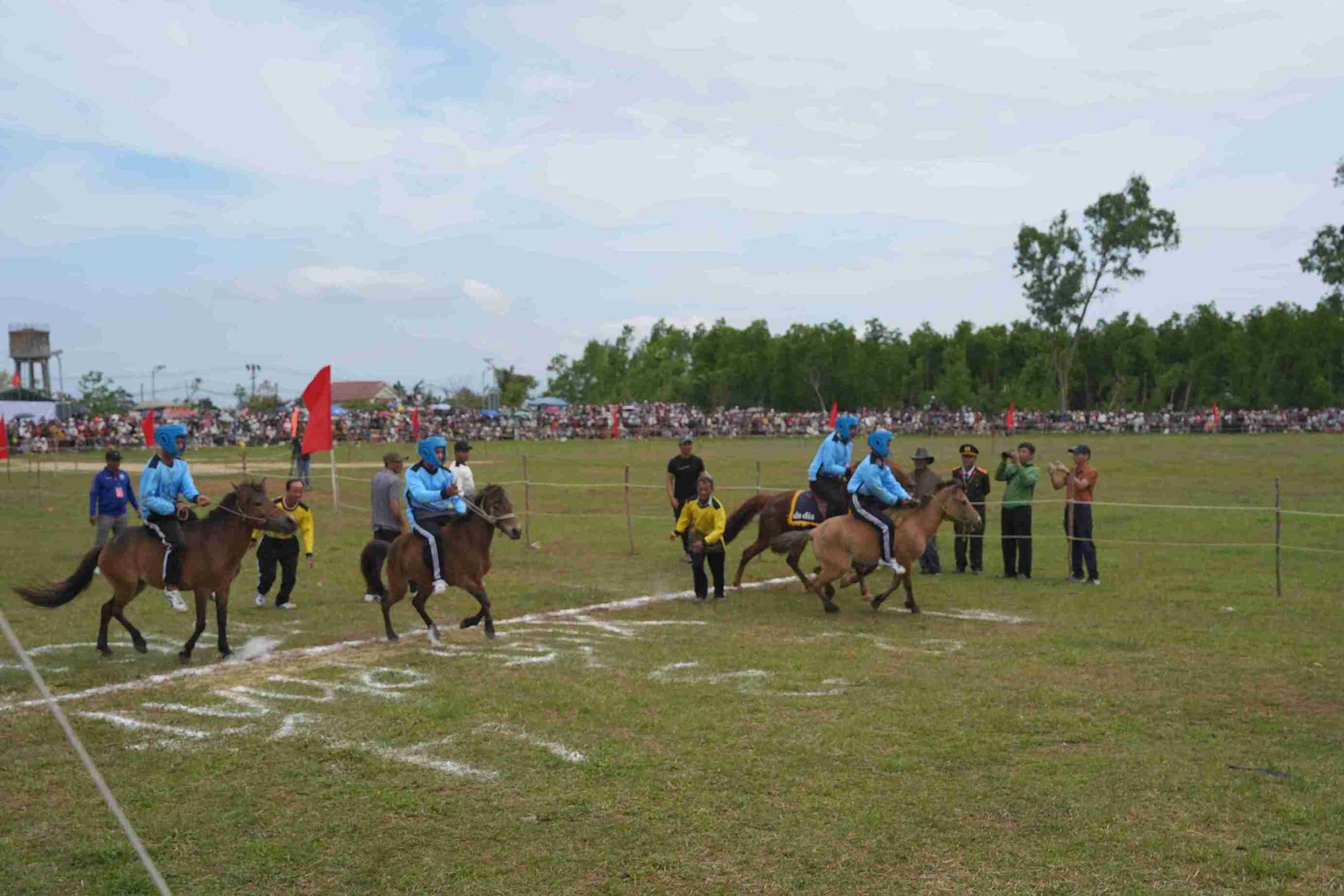 Rất nhiều chú ngựa thồ khỏe mạnh ở địa phương tham gia sự kiện. Ảnh: Tường Minh