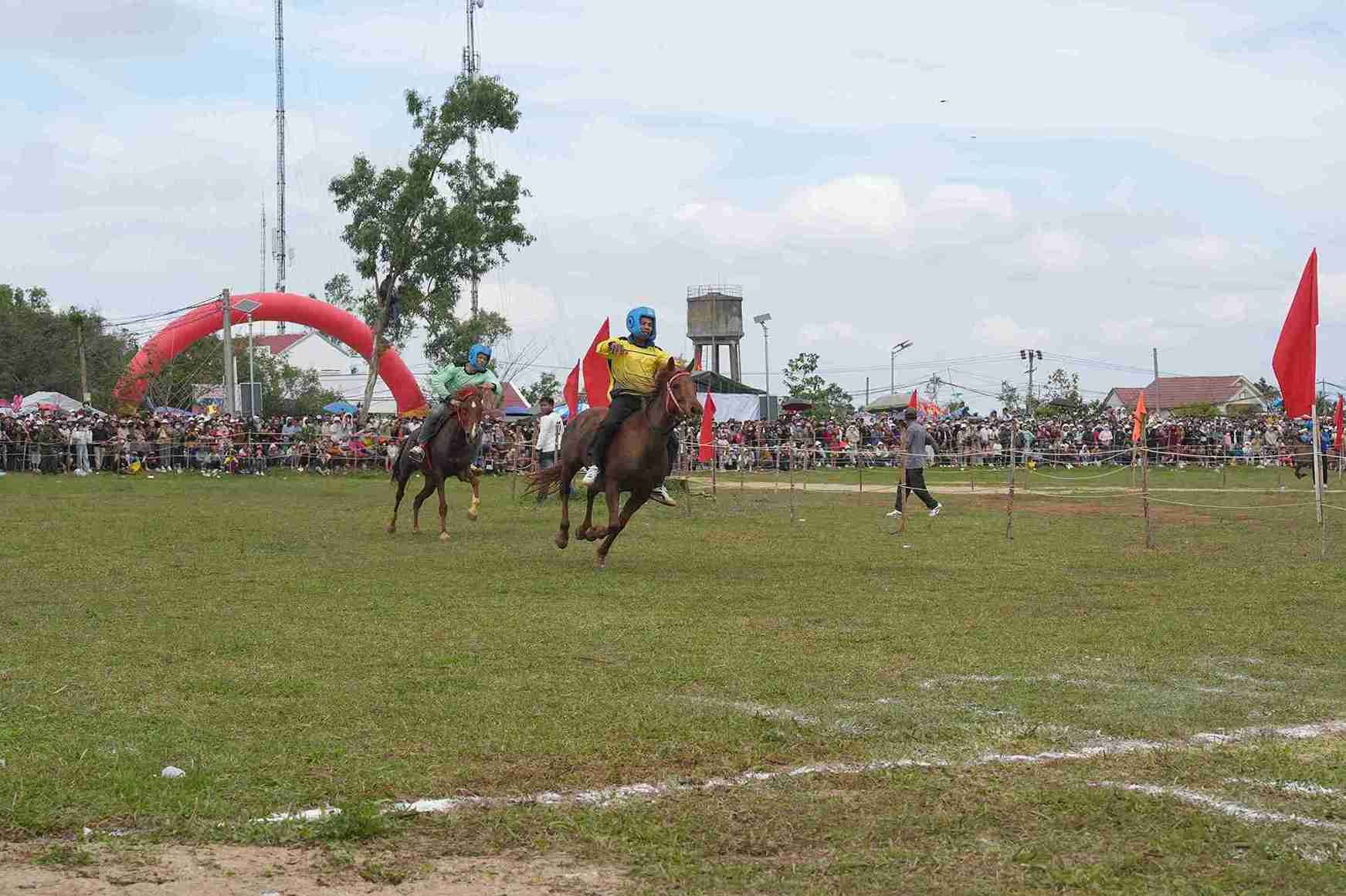 The traditional horse racing festival to welcome the new spring is held in Dak Lak province. Photo: Tuong Minh