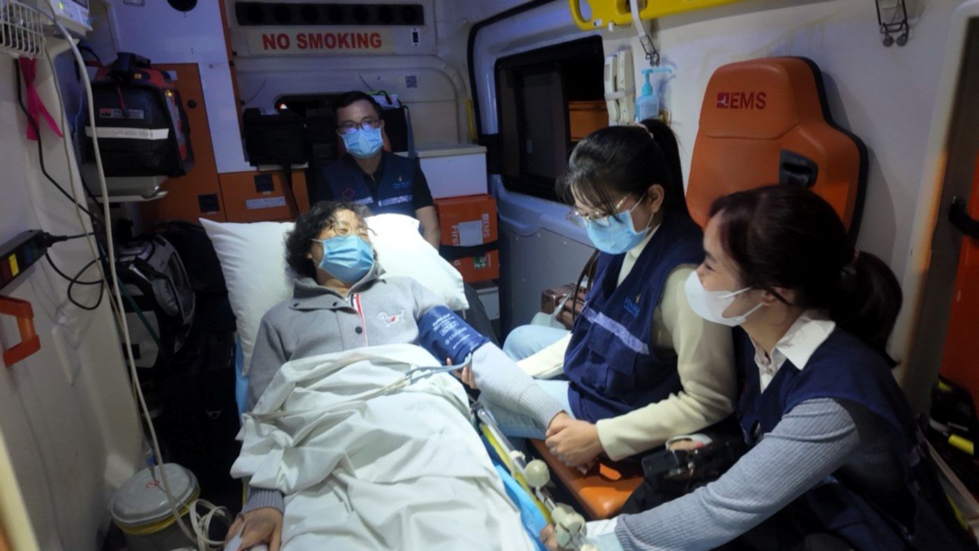 Ê-kíp vận chuyển quốc tế của Vinmec Nha Trang chuẩn bị đầy đủ thiết bị chuyên dụng và theo dõi tình trạng bệnh nhân trong suốt quá trình.