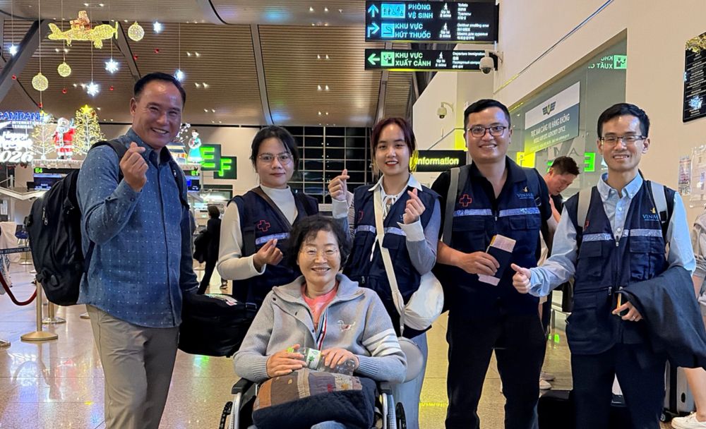 Ảnh 3: Bác sĩ Đỗ Tiến Dũng (ngoài cùng bên phải) cùng ê-kíp đưa bệnh nhân về nước.