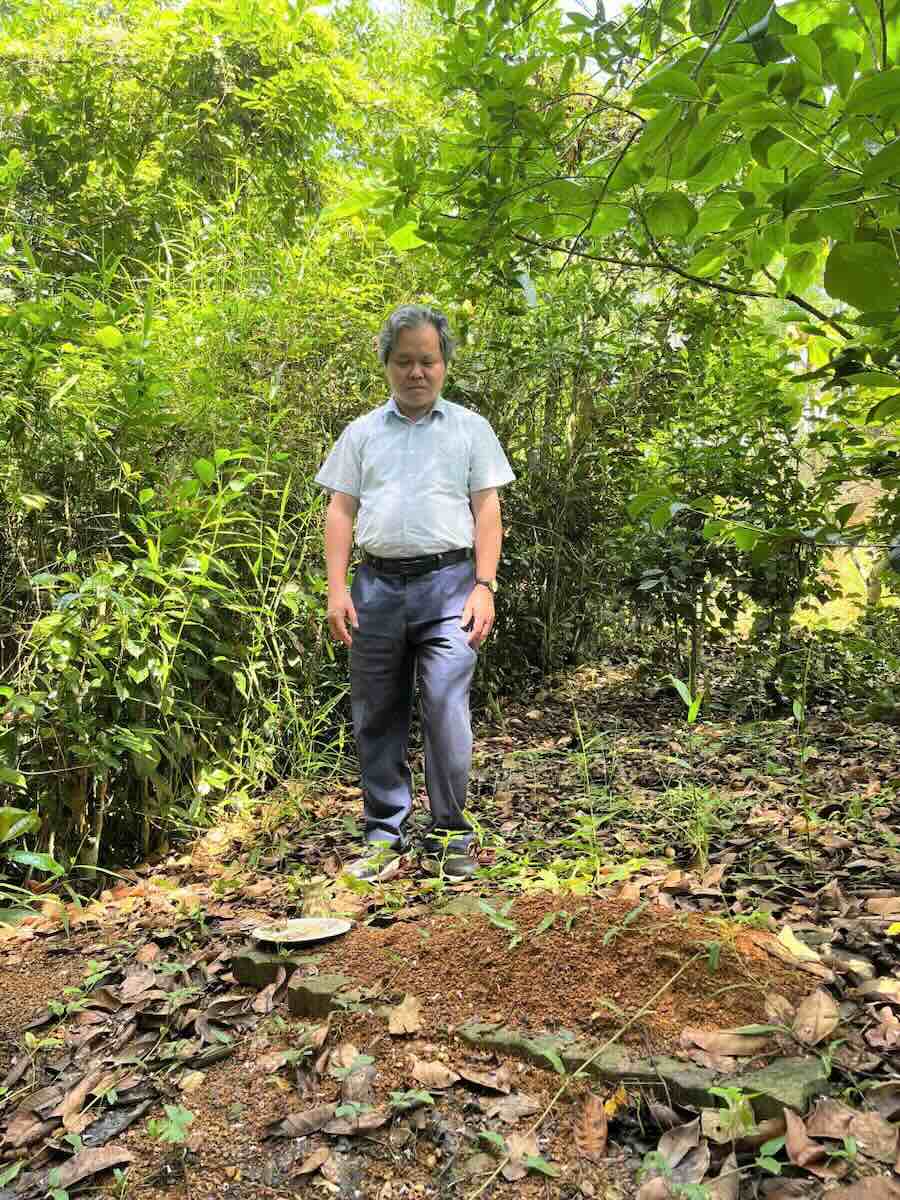 Nhà nghiên cứu Nguyễn Hoàn bên mộ ông Eugène Poilane ở Khe Sanh. Ảnh: Lê Cảnh Oánh