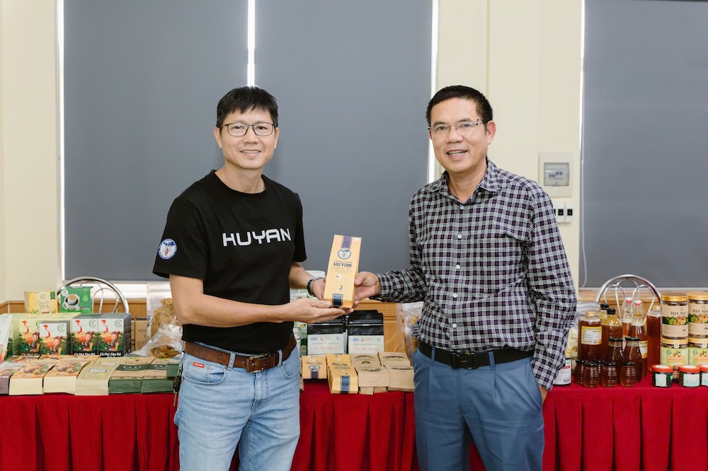 Journalist Lam Chi Cong (right photo) and owner of Khe Sanh coffee garden Truong Nhat Linh. Photo: Tran Lam