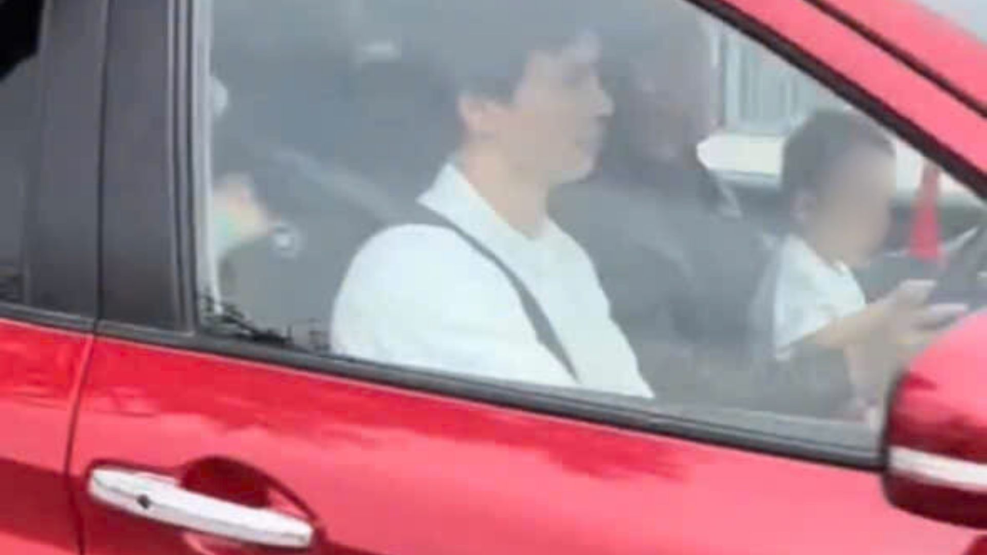 Cho trẻ em lái xe ô tô, chủ xe có thể bị phạt tới 30 triệu đồng. Ảnh: Cắt từ Clip