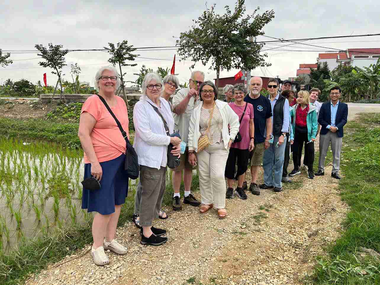 北部農村部を探索するためにクックボーを訪れる外国人観光客。写真:クックトゥアズーコミューン