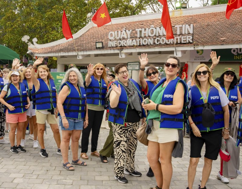 Các du khách chấp hành nghiêm việc mặc áo phao trong suốt hành trình tham quan tại Tam Cốc - Bích Động. Ảnh: Diệu Anh