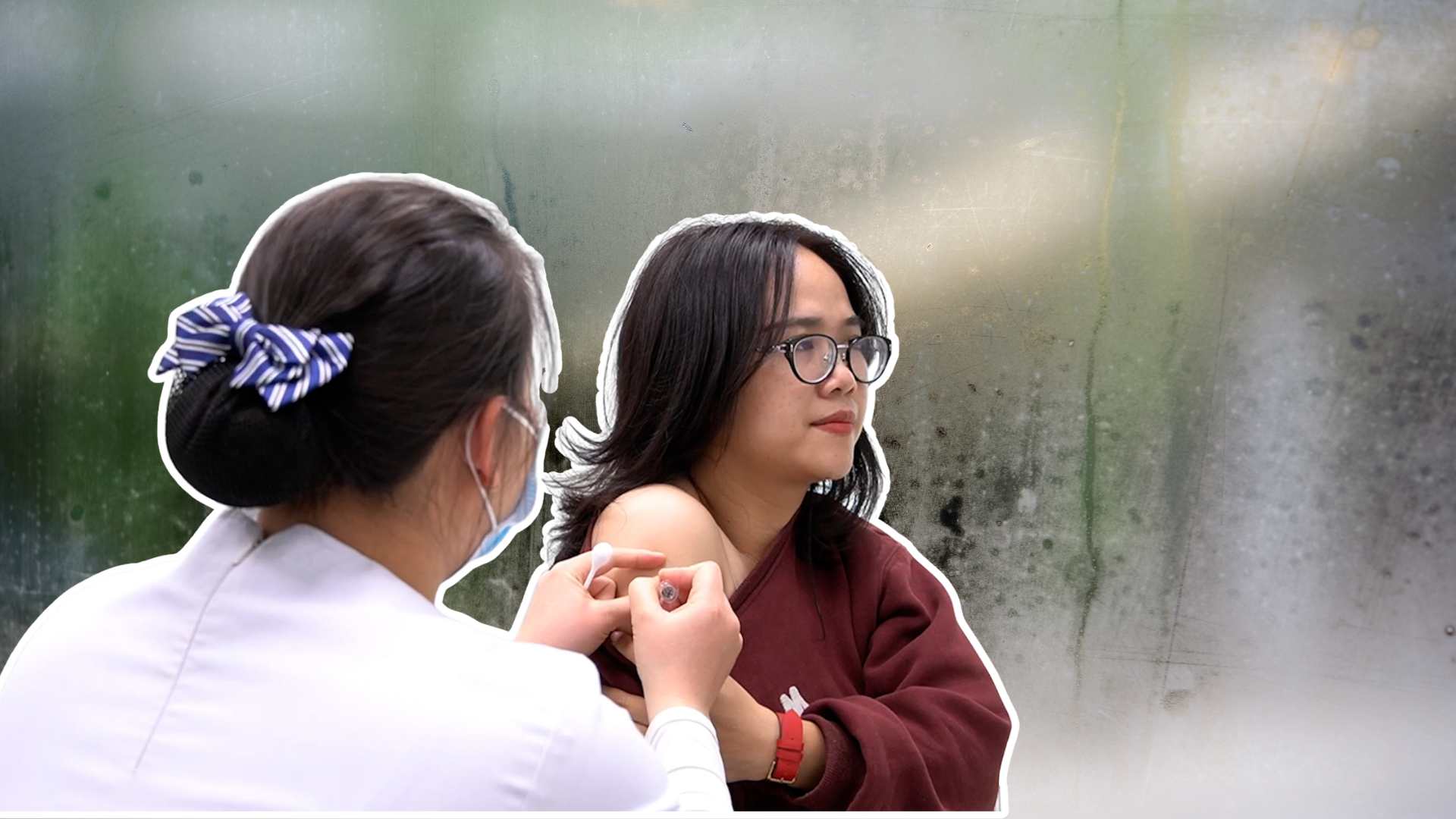 Hanoi has prolonged humidity, people proactively get vaccinated against respiratory diseases.
