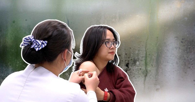 Hà Nội nồm ẩm kéo dài, người dân chủ động tiêm phòng bệnh hô hấp