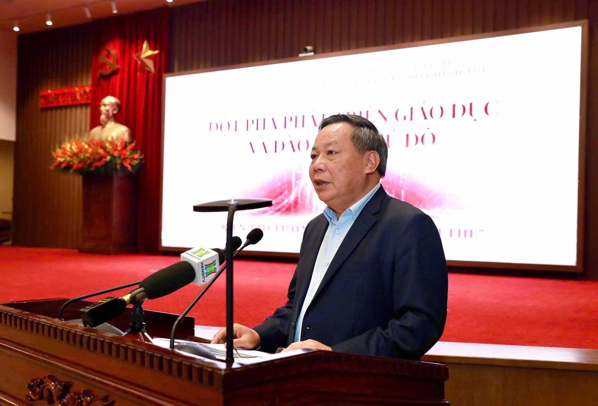 Phó Bí thư Thành ủy Hà Nội Nguyễn Văn Phong trình bày những nội dung khái quát và định hướng lớn trong tổ chức thực hiện ba nghị quyết quan trọng của Bộ Chính trị. Ảnh: Viết Thành