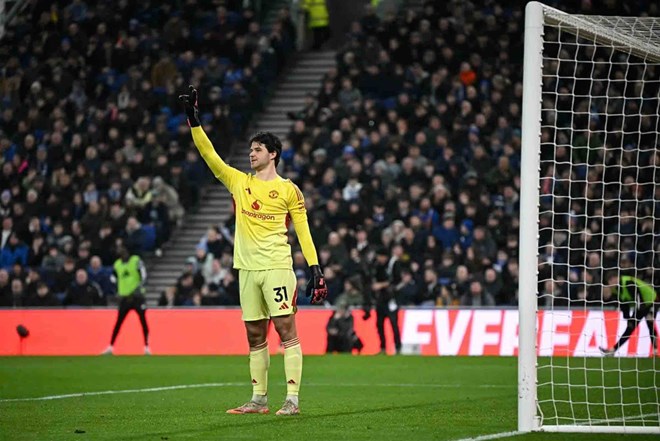 Senne Lammens deserves every penny of Man United. Photo: AFP