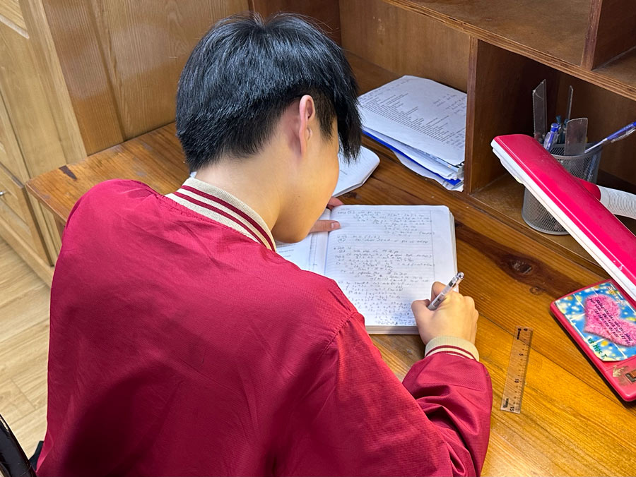 Tuấn Tú dành nhiều thời gian ôn tập. Ảnh: Ánh Dương