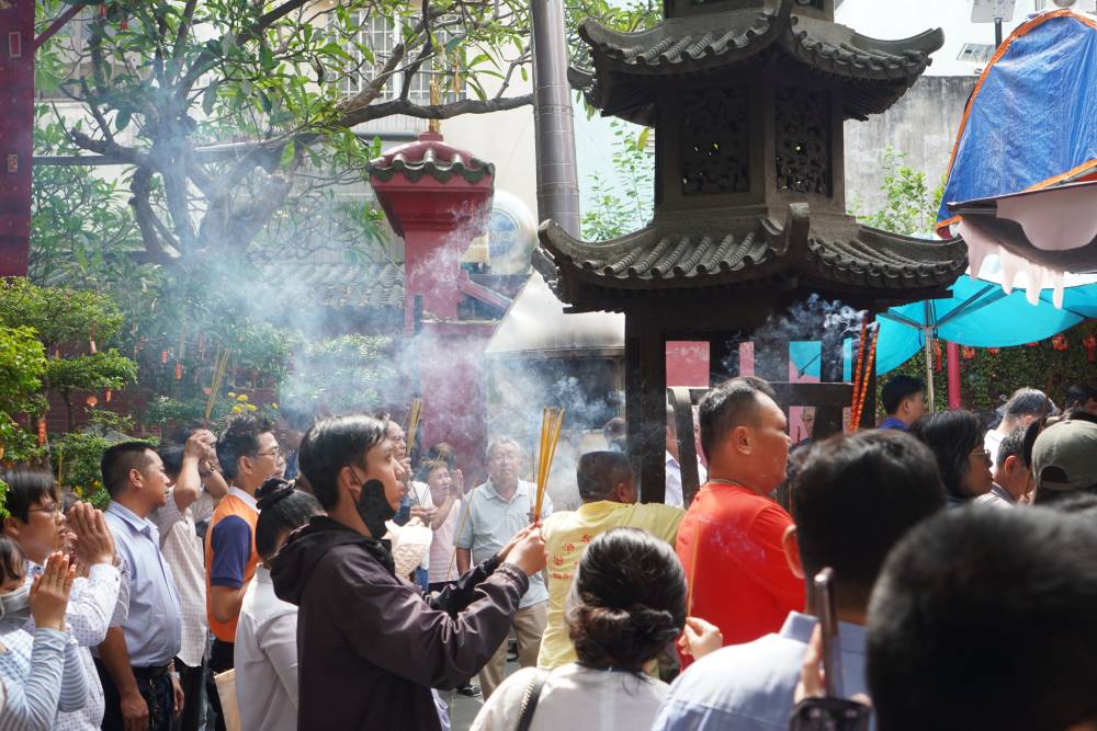 Miles de personas acuden al templo Phuoc Hai, Ciudad Ho Chi Minh (también conocido como templo Ngoc Hoang) para ofrecer ofrendas y orar por la paz y la fortuna. Foto: Mai Anh.