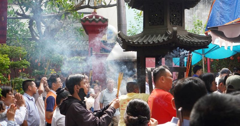 Chùa Ngọc Hoàng đông nghẹt người dân TP.HCM trong ngày Vía Trời