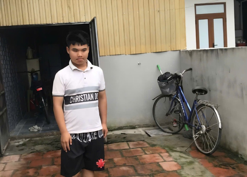 Tuấn Anh chưa nguôi nỗi đau mất mẹ, mất chị, ngơ ngác bấu víu vào bác… thì tháng 9.2025, bác em lâm trọng bệnh rồi qua đời... Ảnh: Gia đình cung cấp