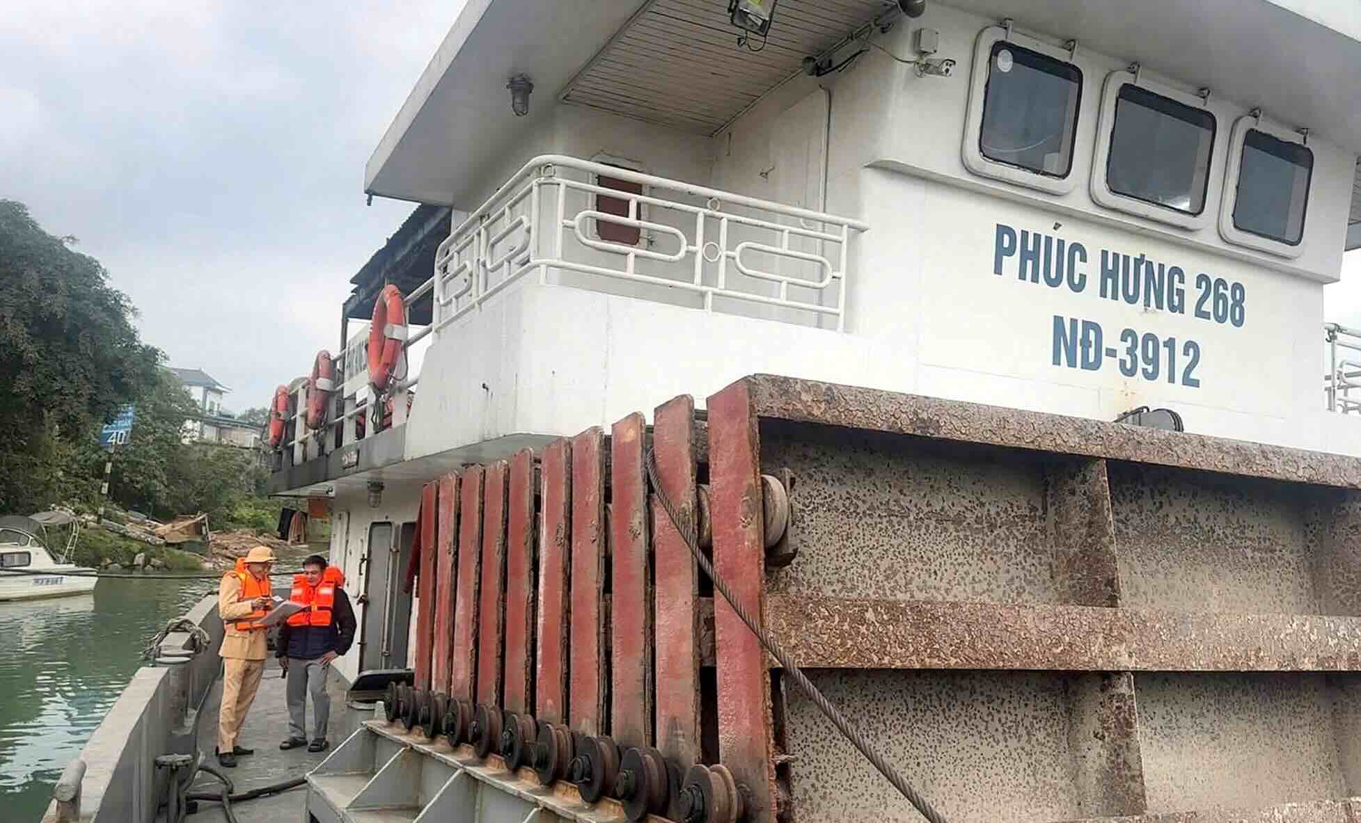 Lực lượng chức năng kiểm tra phương tiện thủy nội địa. Ảnh: Công an Quảng Trị