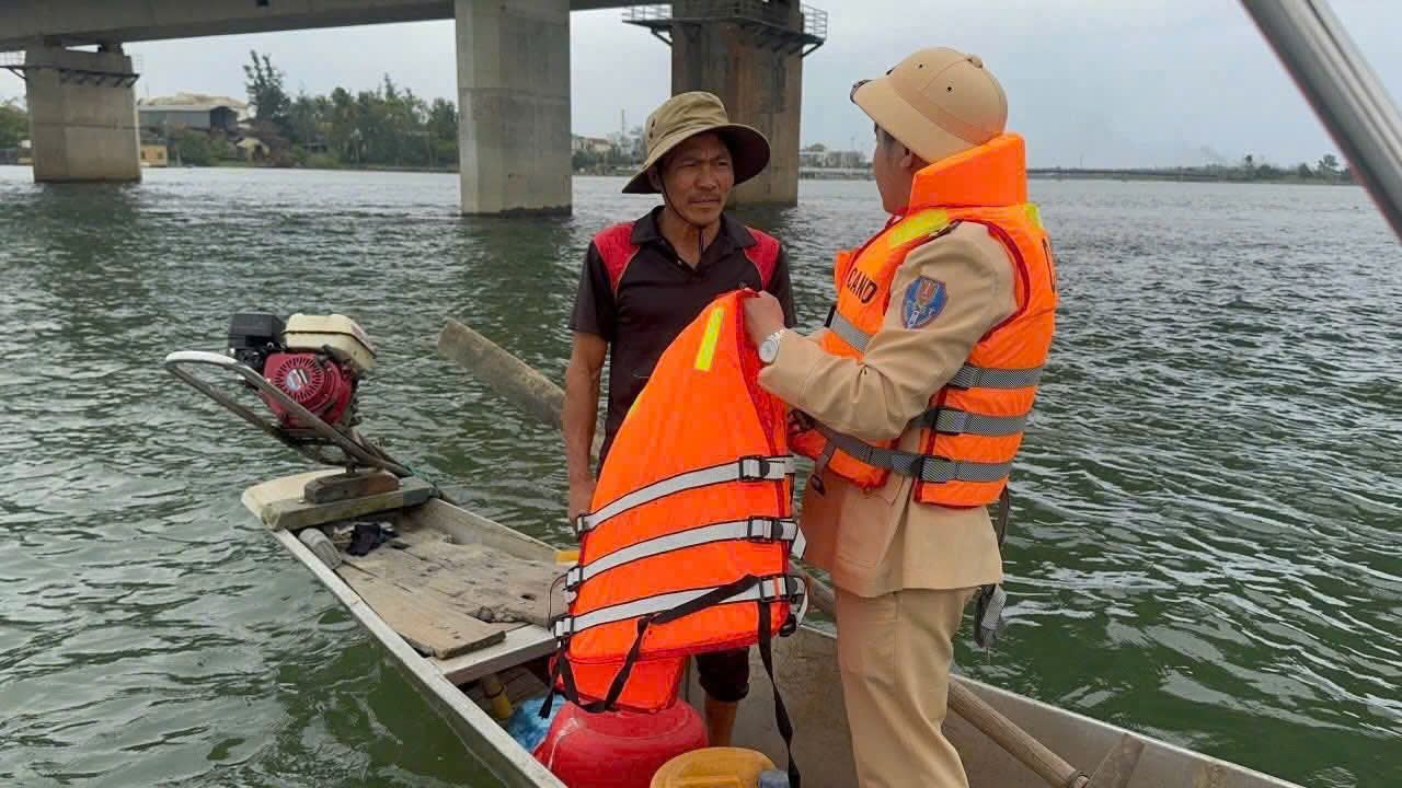 Quang Tri Provincial Traffic Police Department conducts general control of inland waterway vehicles in the locality. Photo: Quang Tri Provincial Police