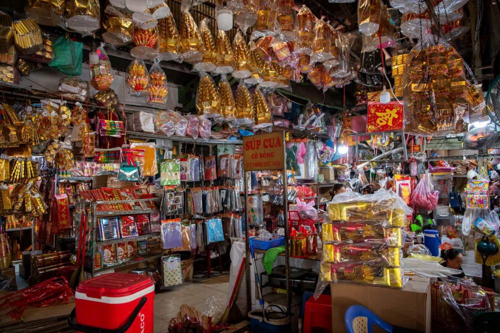   Trái ngược với cảnh chen chúc, nghẹt thở của những năm trước, không khí tại chợ Thiếc trước ngày vía Thần Tài năm nay khá trầm lắng, lối đi giữa các gian hàng thông thoáng lạ thường. Ảnh: Anh Tú