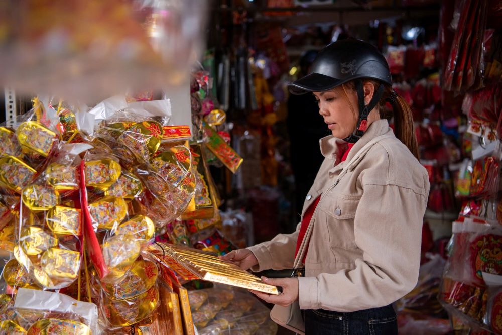   Nhiều người dân đến chợ Thiếc mua đồ cúng, vàng mã trước ngày vía Thần Tài. Ảnh: Anh Tú