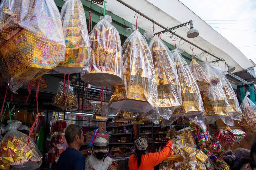  Chợ Thiếc bày bán đầy đủ các mặt hàng vàng mã, bánh phục vụ nhu cầu mua sắm lễ của người dân. Ảnh: Anh Tú