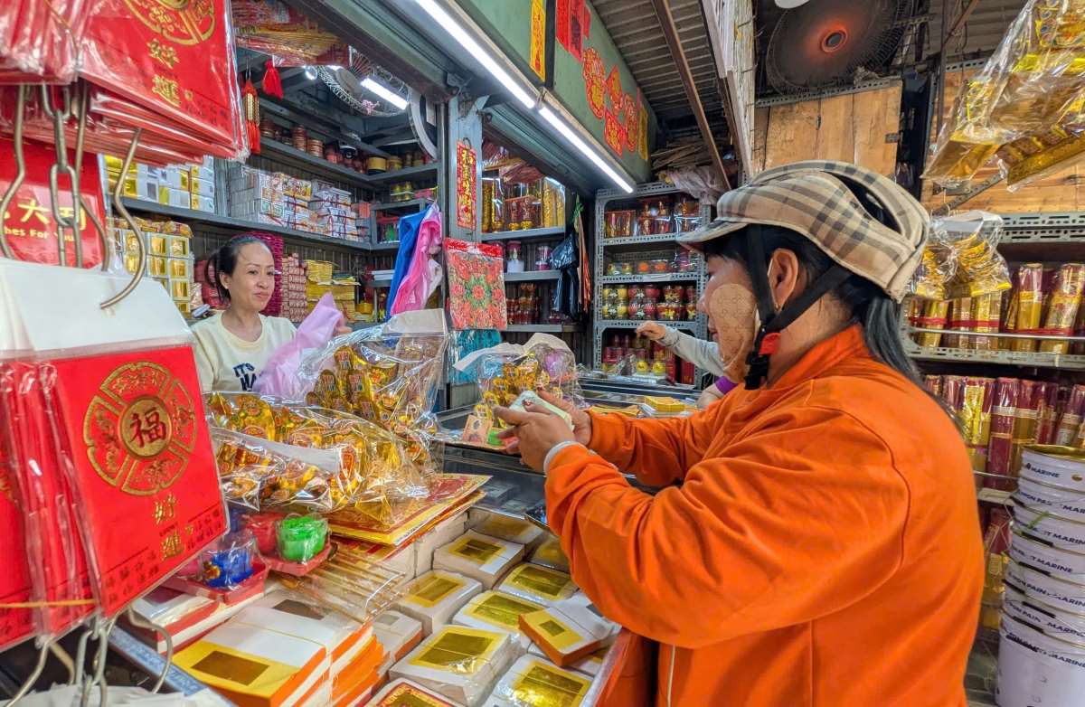  Các quầy vàng mã bày kín giấy tiền, vàng thỏi, vàng thuyền phục vụ người dân cúng ngày vía Thần Tài. Ảnh: Anh Tú