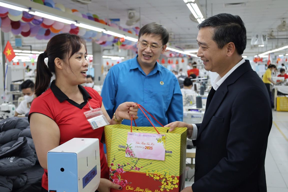 Deputy Secretary of the Provincial Party Committee, Chairman of the People's Council of Bac Ninh province Nguyen Viet Oanh (far right) presents gifts to workers. Photo: Quyet Chien